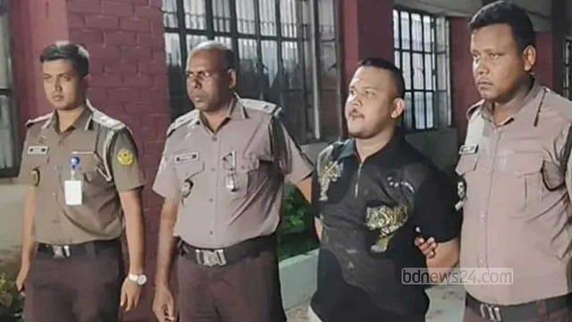 প্রিজন ভ্যানের তালা খুলে ‘পিচ্চি রাজা’কে প্রাইভেট কারে তুলে দেন এসআই প্রবীর